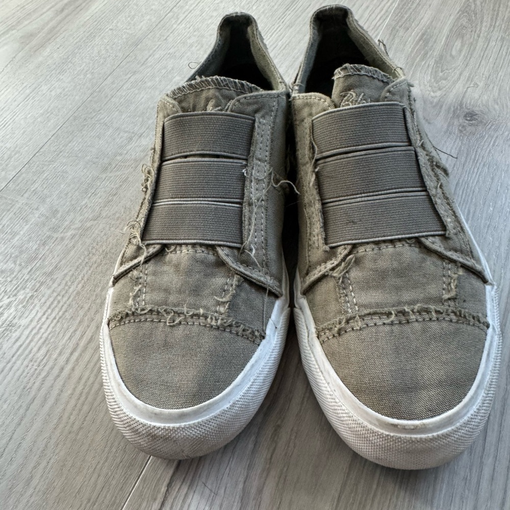 GUC Blowfish | Malibu Maura | Olive Slip On Casual Sneaker | Size 6.5
